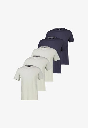 Fem enkle crew neck t-shirts i lys grå og navy blå, arrangeret i en forskudt lodret linje på en hvid baggrund.