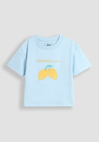 Světle modré bavlněné tričko s krátkým rukávem, zdobené žlutými výšivkami citronů a textem "squeeze me" nad designem.