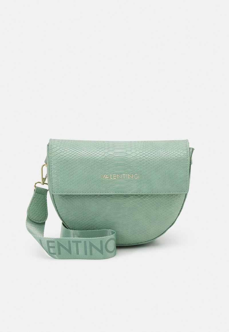 Sac bandoulière vert en simili-cuir effet peau de serpent, de forme arrondie, avec rabat et bandoulière avec logo. Surface texturée avec détail de logo doré.