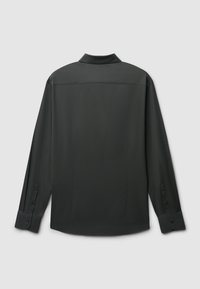 Maglietta grigia scura a maniche lunghe, texture liscia, colletto classico, polsini con bottoni, con yoke posteriore e dettagli di cucitura discreti.