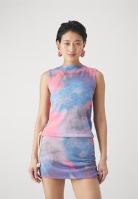Mouwloze, tie-dye top en mini rok set in pastelkleuren, met een zachte textuur, trekkoorddetails en subtiele logo-accenten.