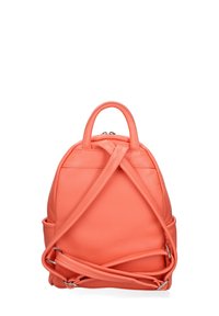Zaino in pelle corallo con forma arrotondata, doppio manico superiore e design incrociato. Dotato di tasche laterali e dettagli in hardware argentato.