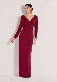 Weinrotes Abendkleid mit tiefem V-Ausschnitt, langen Ärmeln, verdrehtem Vorderteil und schlanker, gerader Silhouette. Glatter, elastischer Stoff.