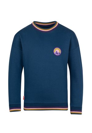 Marineblauer Pullover mit Rundhalsausschnitt, lila, pink und gelb gestreiftem Rand und einem runden Bergaufnäher auf der linken Brustseite.
