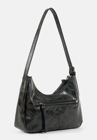 Borsa a tracolla in pelle nera dalla forma curva, con una tasca frontale con cerniera e una tracolla lunga e regolabile.