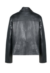 Giacca in pelle nera dal design semplice, caratterizzata da una linea dritta, cuciture visibili e una patch con logo sulla parte superiore della schiena. Texture liscia.