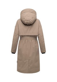 Parka beige avec capuche, taille élastique et longues manches. Présente une texture lisse et un détail logo dans le dos.