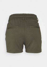 Olivově zelené šortky vyrobené z měkké látky, mají elastický pás, dvě zadní kapsy a uvolněný střih.