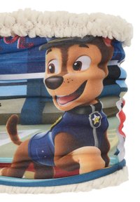 Bonnet en polaire pour enfants présentant un design de chien de dessin animé en bleu et beige. Bordé d'une garniture blanche duveteuse, fond coloré avec des détails du personnage.