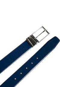 Blå læderbælte med struktureret overflade, sølvfarvet metalspænde og flere huller til justering. Længden har præget brandingdetalje.