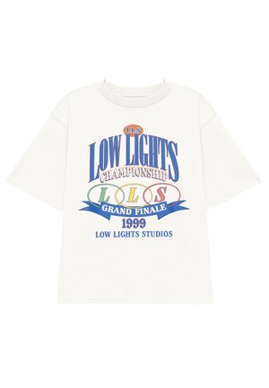T-shirt en coton écru avec des manches courtes, présentant des textes et graphiques multicolores : « CHAMPIONNAT DES FAIBLES LUMIÈRES » et « 1999 ». 