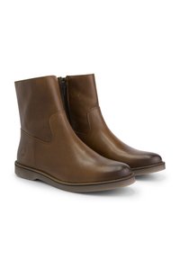 Botas de tobillo de cuero marrón con un acabado suave, cremallera lateral y un diseño sutilmente contorneado. Suela de goma plana y logotipo de la marca discreto en el costado.