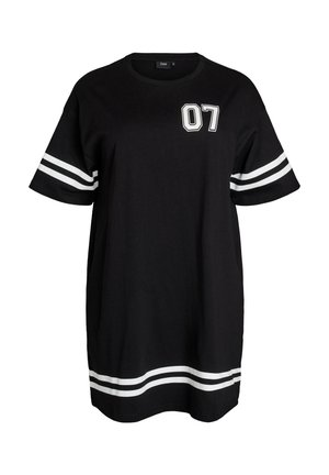 Zwart T-shirtjurk met korte mouwen, met dubbele witte strepen op de mouwen en zoom, en witte "07" op de linkerborst gedrukt.
