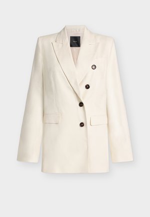 Kermanvärinen kaksirivinen bleiseri leveillä kauluskäänteillä, neljällä tummalla napilla ja kahdella etutaskulla, esitetty vaaleanharmaalla taustalla.