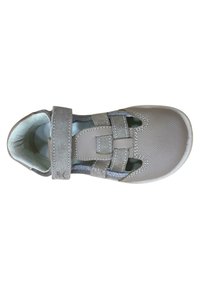 Zapato ligero gris con una parte superior texturizada, que presenta correas de velcro y diseños recortados. Forro interior suave para mayor comodidad.