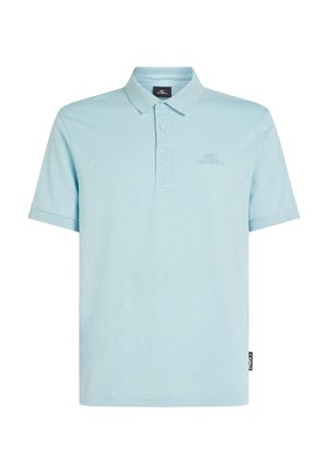 Helles blaues Poloshirt aus weichem Material, mit einer Drei-Knopf-Leiste, kurzen Ärmeln und einem dezenten Logo auf der Brust.
