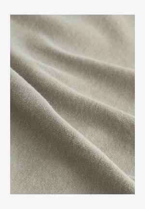 Lys grå stof med en glat tekstur, der har et subtilt vævet mønster og blød fald, der viser fine fibre gennem hele overfladen.