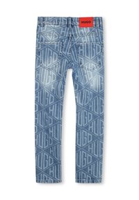Lichte blauwe denim jeans met een overal diamantpatroon voorzien van het woord "HUGO." Inclusief twee achterzakken en een rood merklabel.