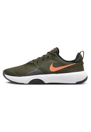 Chaussure de sport basse en mesh vert olive avec logo Nike orange, doublure intérieure noire et semelle blanche épaisse avec bande de roulement noire.