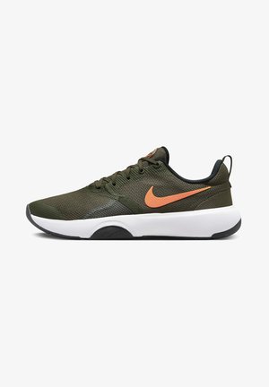 Chaussure de sport basse en mesh vert olive avec logo Nike orange, doublure intérieure noire et semelle blanche épaisse avec bande de roulement noire.
