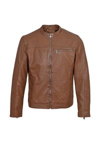 Giacca in pelle marrone con zip frontale, tasca sul petto con zip e dettagli trapuntati sulle spalle.