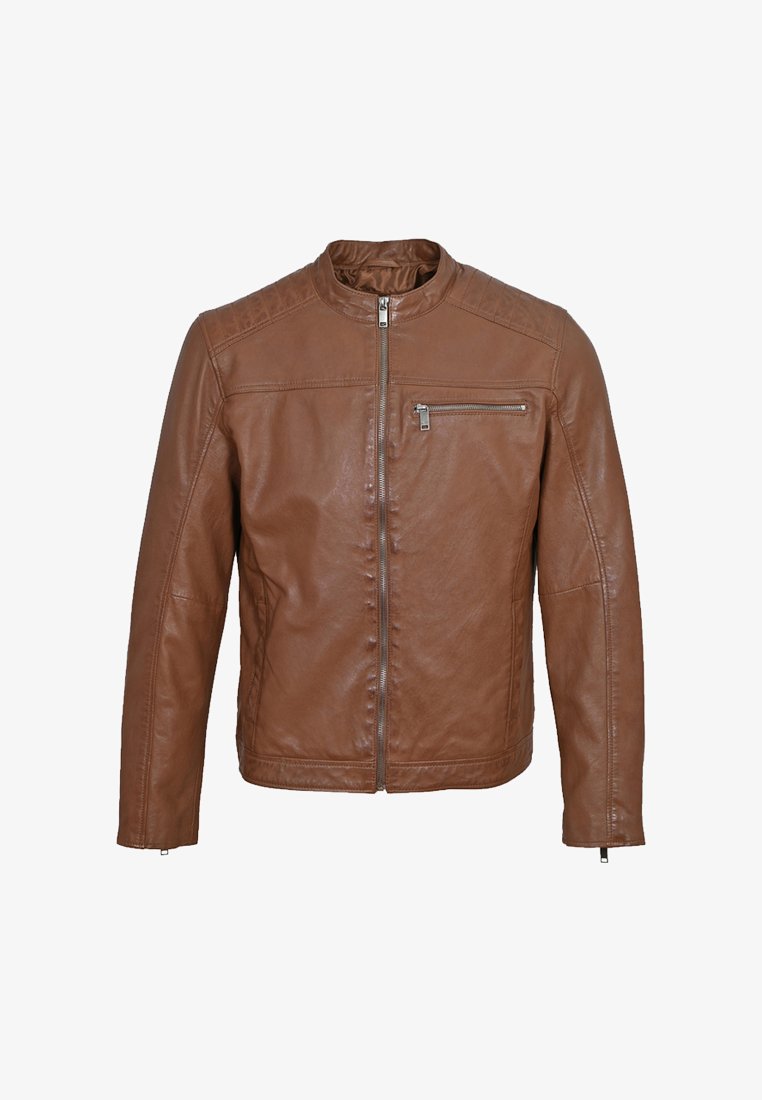 Giacca in pelle marrone con zip frontale, tasca sul petto con zip e dettagli trapuntati sulle spalle.