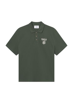 Tamsiai žalia medvilninė polo marškinėliai su trumpomis rankovėmis, trijų mygtukų apykakle ir išsiuvinėtu "Yale" logotipu kairėje krūtinės pusėje.