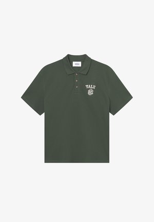 Tmavě zelené polo tričko vyrobené z bavlny, s krátkými rukávy, knoflíkovou légou na tři knoflíky a vyšívaným logem "Yale" na levé straně hrudi.