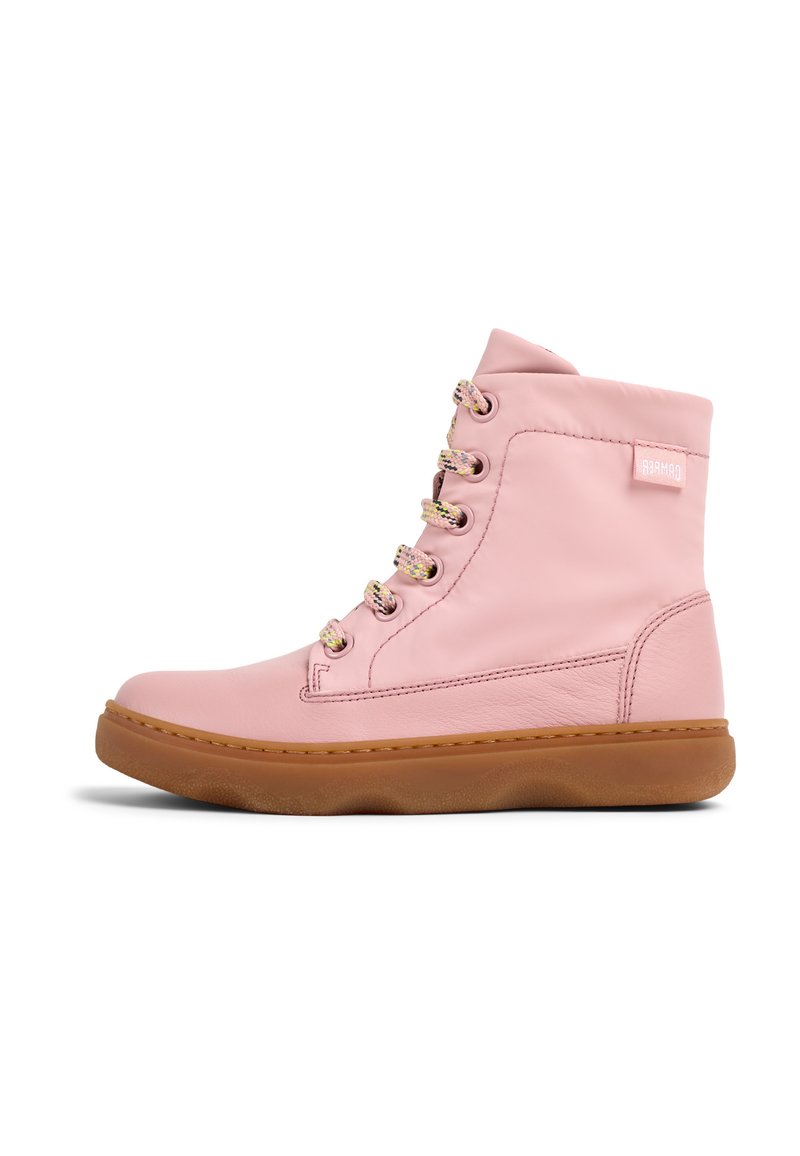 Stivale casual alto rosa con lacci decorati, suola in gomma marrone e dettagli cuciti su sfondo bianco.