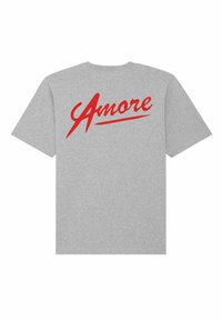 Grijze katoenen T-shirt met korte mouwen, voorzien van rode "Amore" tekst op de achterkant in een cursieve lettertype en een lichte textuur.