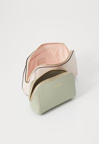 Tre glidelåsposer: en mintgrønn, en lys rosa og en brun, alle med teksturert lær og detaljer i gull.