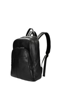 Zwarte rugzak van getextureerd leer met twee ritssluitingen en gevoerde schouderbanden, weergegeven onder een hoek van driekwart.