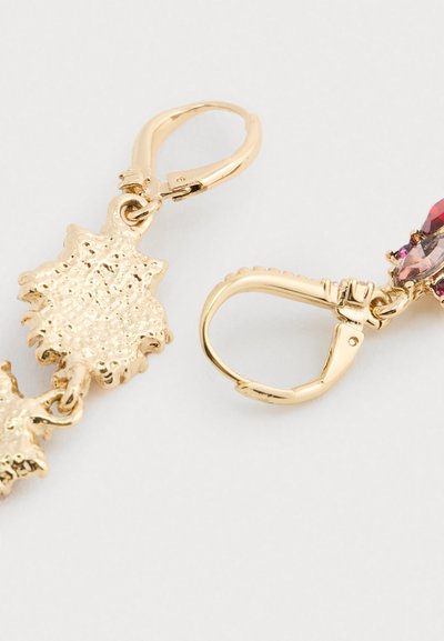 Pendientes en tono dorado con un diseño de hoja texturizada y acentos de gemas rosas, con cierre de clip. Superficie detallada y acabado pulido.