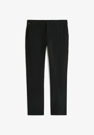 Pantalones negros de tela suave, con cierre de botón y cremallera, dos bolsillos laterales y un pequeño logotipo en la cinturilla.