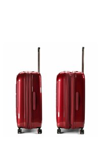 Maleta rígida roja con un acabado brillante. Dos tamaños exhibidos uno al lado del otro, con mango retráctil y ruedas rodantes.