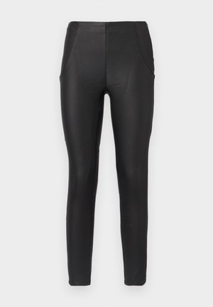 Leggings neri con una finitura lucida, dotati di vita alta e tasche laterali. Il tessuto appare liscio ed elastico.
