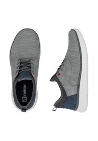 Graue und marineblaue Sportschuhe aus Mesh mit weißen Sohlen, schwarzen Schnürsenkeln und markierten Einlegesohlen, von oben und von der Seite gezeigt.