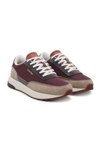 Sneakers bordeaux e grigie con lacci bianchi, realizzate in materiali di suede e tessuto, punta arrotondata e suola intermedia ammortizzata. Logo Calvin Klein sul lato.