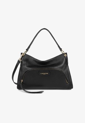 Sac à main en cuir noir avec une finition texturée, doté d'une poche avant zippée et d'une bandoulière unique. Accessoires en métal doré.