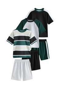 Vier stukken casual kleding: twee t-shirts met korte mouwen (gestreept groen/zwart, zwart met groene accenten) en twee paar shorts (zwart, grijs).
