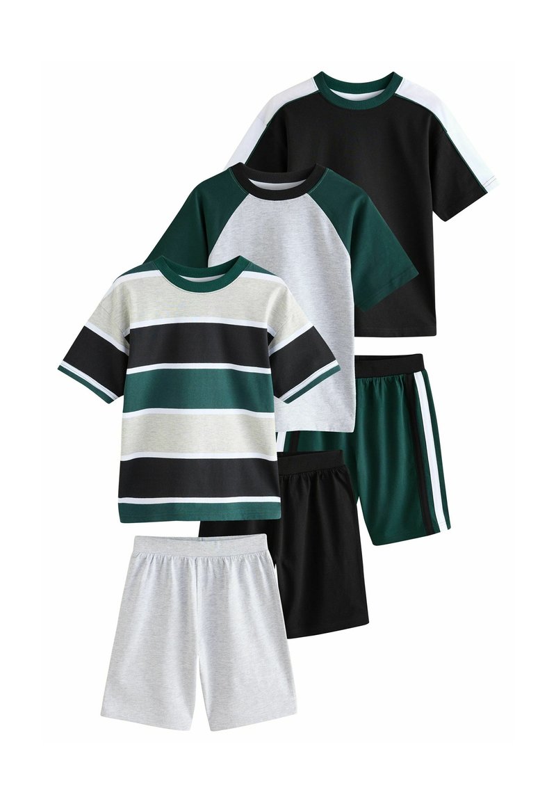 Vier stukken casual kleding: twee t-shirts met korte mouwen (gestreept groen/zwart, zwart met groene accenten) en twee paar shorts (zwart, grijs).