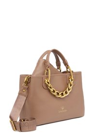 Borsa a mano in pelle beige con superficie texturizzata, manico in catena dorata e tracolla rimovibile. Presenta un dettaglio del logo sul davanti.