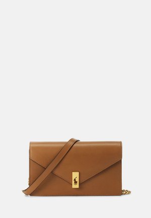 Sac bandoulière en cuir marron avec fermoir doré arborant un logo cheval et cavalier, bandoulière fine et rabat avant de style enveloppe.