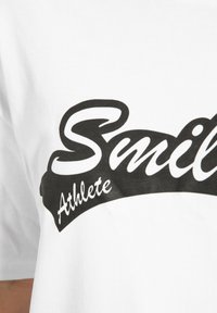 Smilodox UNISEX MACEY FRONT PRINT - Camiseta estampada - weiß