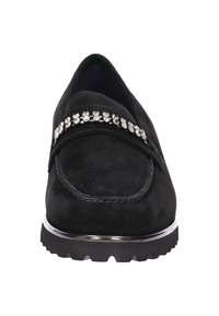 Schwarze Wildleder-Loafer mit einem dekorativen Strassband, abgerundeter Spitze und einer strukturierten Laufsohle mit leichtem Absatz.