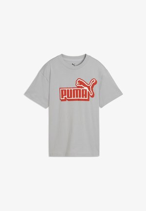 Camiseta gris claro de manga corta con el logotipo rojo de PUMA y un gráfico de puma saltando en el pecho.