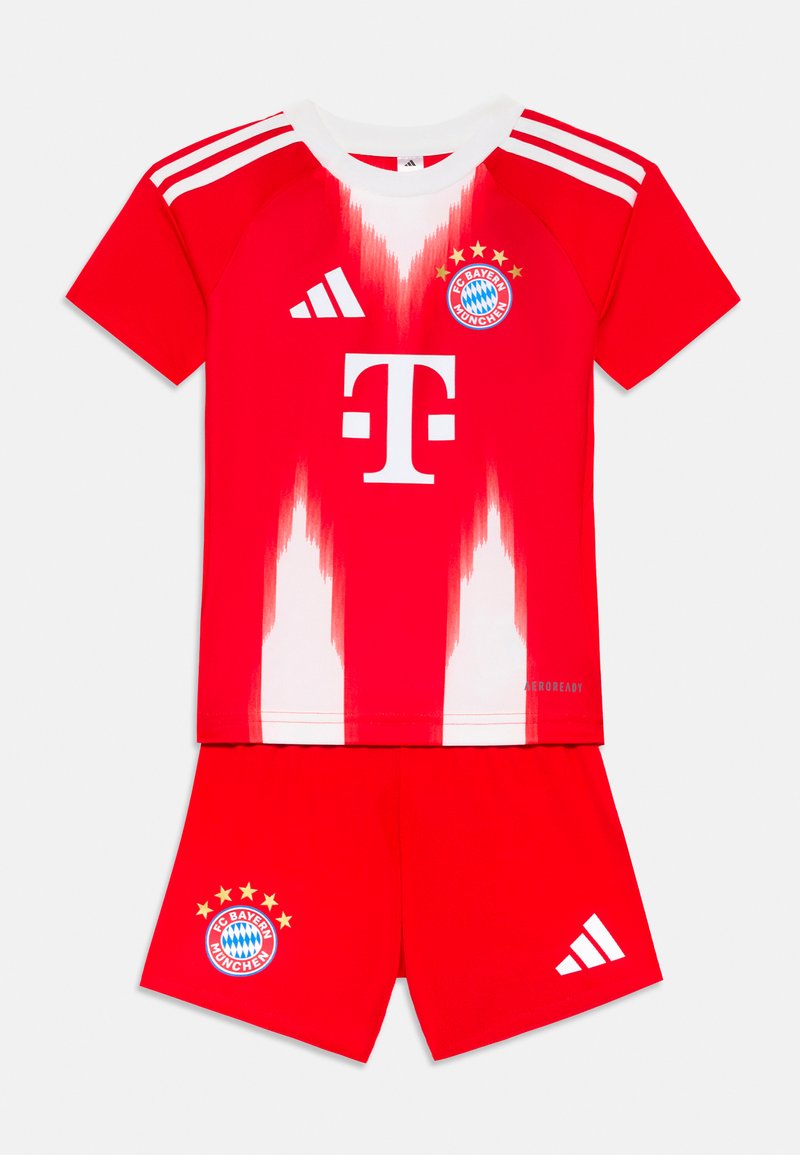 Punainen FC Bayern Münchenin jalkapallovarustus valkoisilla yksityiskohdilla, jossa on gradienttimalli paidassa, lyhyet hihat ja yhteensopivat shortsit.