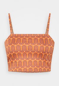 Top court multicolore à fines bretelles, présentant un motif ondulé en orange, rouge et marron sur un tissu texturé.