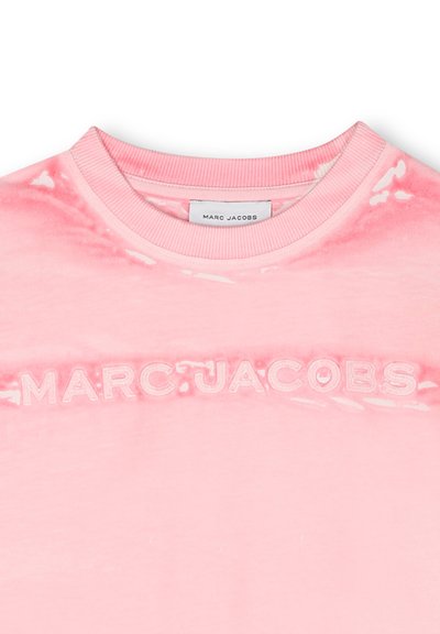 Roze katoenen sweatshirt met een geribbelde ronde hals, voorzien van een geperst "MARC JACOBS" logo aan de voorkant en een zachte, textuur geverfde afwerking.