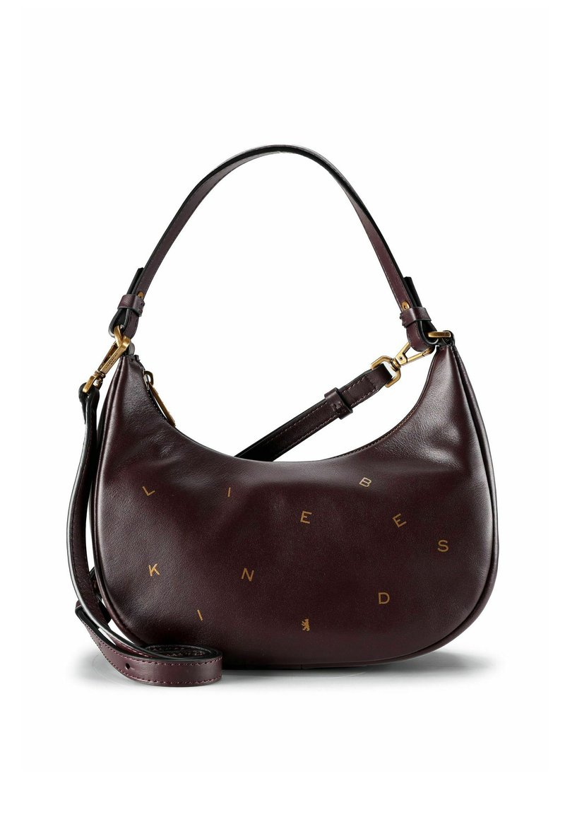 Borsa a mano a forma di mezzaluna in pelle marrone scuro con hardware dorato, tracolla regolabile e piccole lettere dorate sparse sulla parte anteriore.